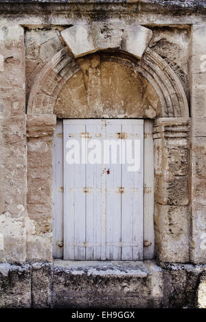 Alte bemalte Fensterläden am Fenster des Gebäudes in Saint-Emilion, Gironde, Aquitanien, Frankreich Stockfoto