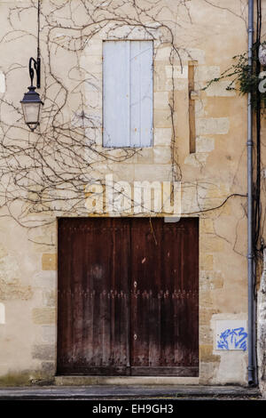 Alte braune Holztür, Altbau Stein, Saint-Emilion, Gironde, Aquitanien, Frankreich Stockfoto