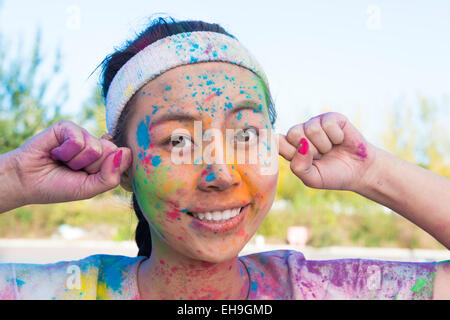 Junge Frau bei der Farbe Run Stockfoto