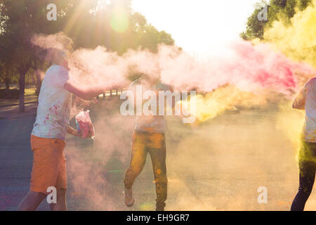 Menschen werfen Pulver an The Color Run Stockfoto