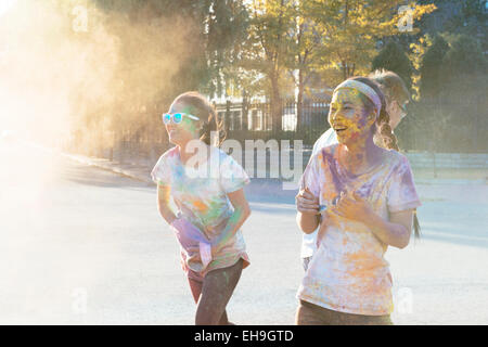 Menschen werfen Pulver an The Color Run Stockfoto