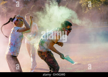 Menschen werfen Pulver an The Color Run Stockfoto