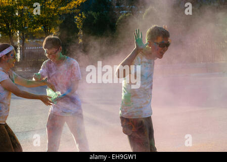 Menschen werfen Pulver an The Color Run Stockfoto