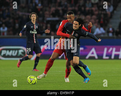 Fußball - Frankreich Ligue 1 - Edinson Cavani von Paris Saint-Germain tussles mit Jean-Philippe Gbamin der Linse Stockfoto