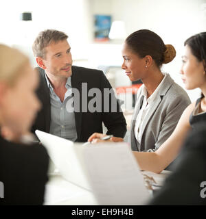 Geschäftsleute in Sitzung Stockfoto
