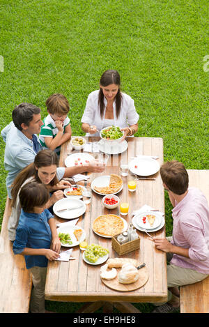 Familie und Freunde versammeln sich für Wochenende Picknick Stockfoto