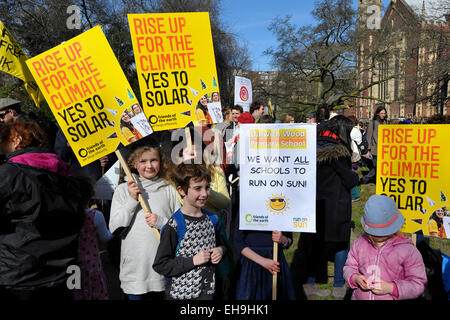 Kinder, die Teilnahme an einer Demonstration gegen den Klimawandel ändern. Stockfoto