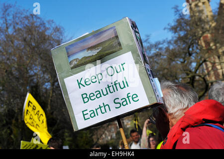 Demonstranten, die Teilnahme an einer Demonstration gegen den Klimawandel ändern. Stockfoto