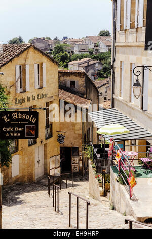 Kleine Straße mit Geschäften, Saint-Emilion, Gironde, Aquitanien, Frankreich Stockfoto