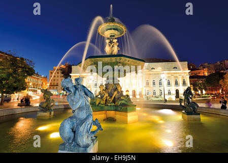 Portugal, Lissabon: Nächtlich beleuchtete Wasserbrunnen am Rossio Ou Pedro IV Square in der Innenstadt von Stockfoto