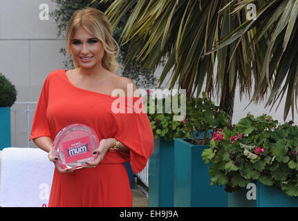 London, UK. 10. März 2015. Billie Faiers posiert für Fotos, wie sie icelolly.com Promi-Mama des Jahres bei 4 Hamilton Place genannt wird. Bildnachweis: Ferdaus Shamim/ZUMA Draht/Alamy Live-Nachrichten Stockfoto