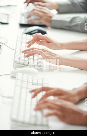 Büroangestellte mit Computertastaturen, beschnitten Stockfoto