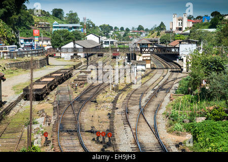 Hatton Bahnhof auf dem Weg von Kandy nach Ella im Hochland von Sri Lanka, Asien Stockfoto