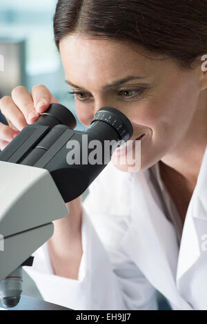 Wissenschaftler mit Mikroskop im Labor, Nahaufnahme Stockfoto