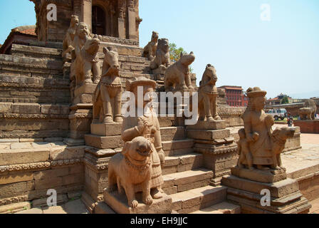 Alte buddhistische Statuen auf Bhaktapur Platz. Kathmandu, Nepal Stockfoto