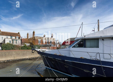 Boote vertäut am Ufer des der River Crouch am Burnham auf Crouch in Essex. Stockfoto