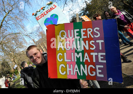 Gay-Demonstranten, die Teilnahme an einer Demonstration gegen den Klimawandel ändern. Stockfoto