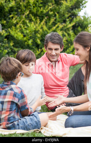 Familie Hand gemeinsames spielen bei Picknick Stockfoto