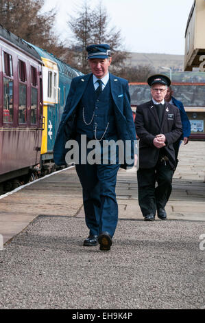 Eine Bahn Wache in einer 1970er und 1980er Jahren Periode British Rail Wachen einheitlich zu Fuß entlang der Plattform Rawtenstall auf der East Lanc Stockfoto