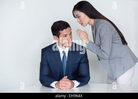 Dringende Nachricht an Executive übermittelt Frau Stockfoto