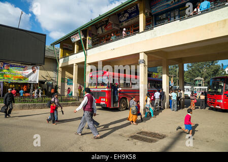 Öffentliche Busse in zentralen Busbahnhof in Nuwara Eliya, Sri Lanka, Südasien Stockfoto