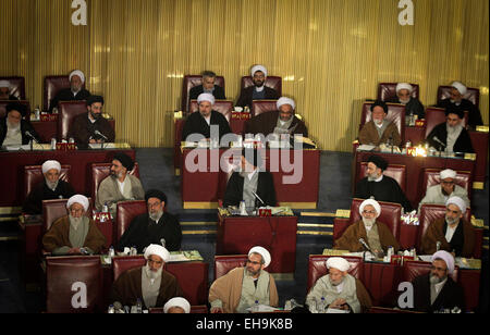 Teheran, Iran. 10. März 2015. Mitglieder des Irans Versammlung der Experten besuchen ein zweitägigen offiziellen Treffen in Teheran, Iran, 10. März 2015. Irans Versammlung der Experten Dienstag Ayatollah Mohammad Yazdi als der neue Chef der Beratungsgremium von 86 Irans Mujtahids (islamische Gelehrte) gewählt. © Ahmad Halabisaz/Xinhua/Alamy Live-Nachrichten Stockfoto