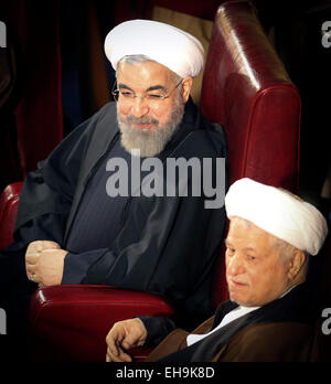 Teheran, Iran. 10. März 2015. Iranische Präsident Hassan Rohani (L) und der ehemalige Präsident Akbar Hashemi-Rafsandschani besuchen ein zweitägigen offiziellen Treffen des Irans Assembly of Experts in Teheran, Iran, 10. März 2015. Irans Versammlung der Experten Dienstag Ayatollah Mohammad Yazdi als der neue Chef der Beratungsgremium von 86 Irans Mujtahids (islamische Gelehrte) gewählt. © Ahmad Halabisaz/Xinhua/Alamy Live-Nachrichten Stockfoto