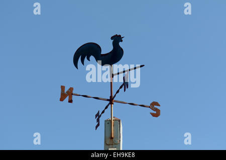 Wetterfahne auf Gebäude Stockfoto