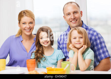 glückliche Familie mit zwei Kindern mit dem Frühstück Stockfoto