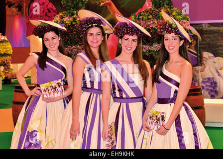 Portugal, Lissabon: Vier Mädchen aus Madeira, darstellt das Weinfest in Funchal auf der Tourismus-Messe-BTL-2015 Stockfoto