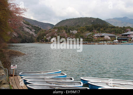 Boote wurden an die Bank von Katsura Fluss in Kyoto, Japan, am 3. April 2013 festgemacht. Stockfoto