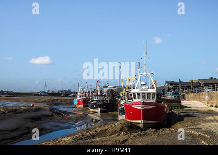 Cockle Boote gebunden bei Ebbe an Leigh-on-Sea, Essex. Stockfoto