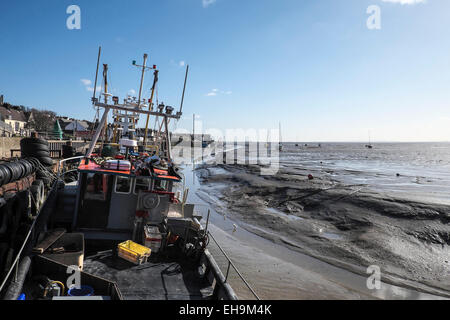 Cockle Boote gebunden bei Ebbe an Leigh-on-Sea, Essex. Stockfoto