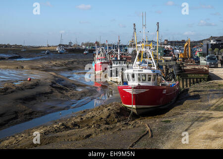 Cockle Boote gebunden bei Ebbe an Leigh-on-Sea, Essex. Stockfoto