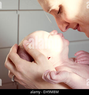 Verklebung mit Neugeborenen Baby Mutter Stockfoto