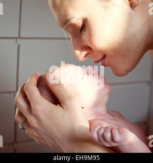 Verklebung mit Neugeborenen Baby Mutter Stockfoto