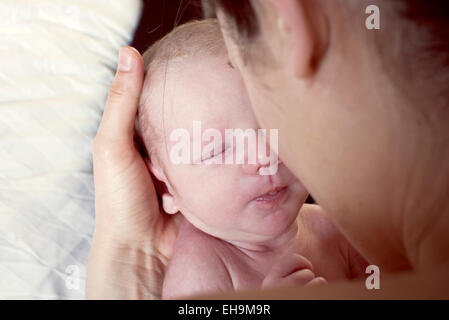 Verklebung mit Neugeborenen, Mutter, über die Schulter-Blick Stockfoto