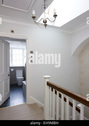 Landung und Bad an Spitze der Treppe mit Oberlicht, Wohnhaus, Kingsmead, UK Stockfoto