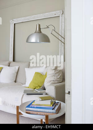Lampe und Couchtisch mit Büchern vor weißen Sofa, Wohnhaus, Port Hall Street, Brighton, East Sussex, UK Stockfoto