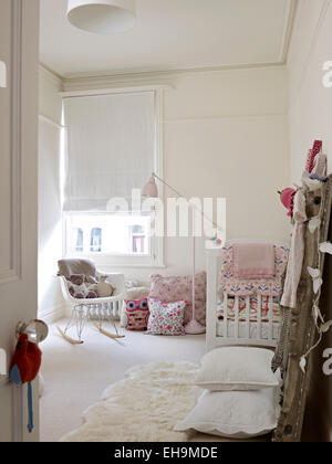 Weißen Kinderzimmer mit Kinderbett, Schaukelstuhl und weiß römische blind Wohnhaus, Port Hall Street, Brighton, East Sussex, UK Stockfoto