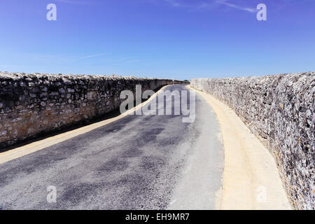 Straße zwischen den Wänden der Wein Schlösser, Saint-Emilion, Gironde, Aquitanien, Frankreich Stockfoto