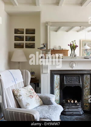Bequeme Sessel vor Fcottage Ireplace, Wohnhaus, Belper Lane, Derbyshire, England, UK Stockfoto
