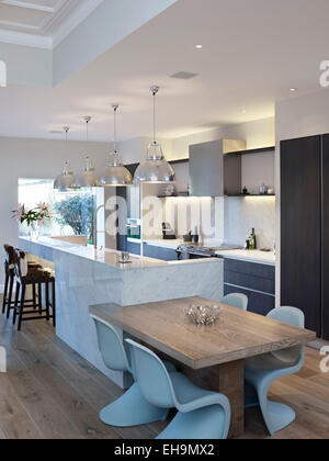 Große Küche mit offenem Essbereich auf Fliesenboden neben Balkon und