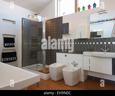 Großes modernes Bad, Wohnhaus, Marine Drive, UK Stockfoto