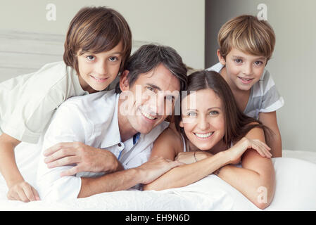 Familie auf Bett, Porträt Stockfoto