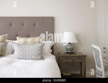 Bett und Kopfteil Detail Beistelltisch mit Lampe im Schlafzimmer des Edenhurst Weg nach Hause, UK Stockfoto