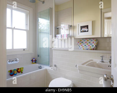 Spiegelschrank mit Spiegelbild im hellen Badezimmer Edenhurst Road Home, UK Stockfoto