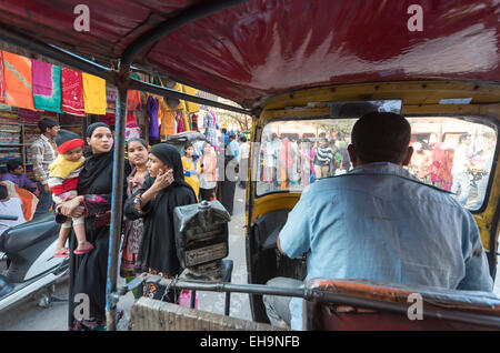 Auto-Rikscha Fahrten durch belebte Straße, Jaipur, Rajasthan, Indien Stockfoto