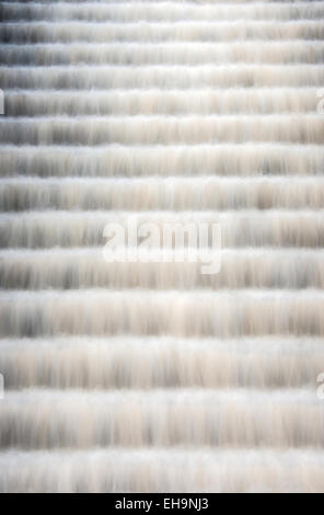 Wasser aus einem Trinkwasser-Versorgung-Reservoir abstürzende eine Reihe konkreter Schritte in Richtung der Kläranlage Stockfoto