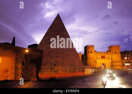 Pyramide des Cestius in der Nähe der Porta San Paolo, Rom, Italien Stockfoto